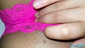 स्टेप सिस्टर ने एक्सट्रीम क्लोज-अप चूत पर कम के साथ पैंटी में छेड़ा।