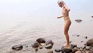 Sofi nago na wsi, pokazuje wszystko w otwartym wiejskim powietrze