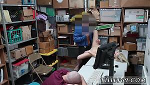 Mladá dostává spermat do kundičky při nakupování. Zvládnou to dvě ženy v hardcore obchodním setkání?