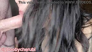 Tyk asiatisk babe suger pik ivrigt. Så knepper hun hårdt indtil sæd dækker hendes store patter