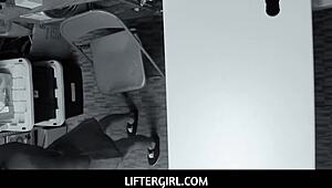 좀도둑 엠마 힉스 걸려서 경찰한테 뒷방에서 박힘