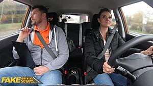 Lažni študenti nenamerni izziv z ročno torbico z drobno 18+ Tino na prostem