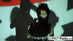 Christy Mack finger sin våde fisse solo