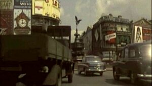 Vibes vintage escuras de Londres com lésbicas interraciais nas sombras dos anos 60! 😍