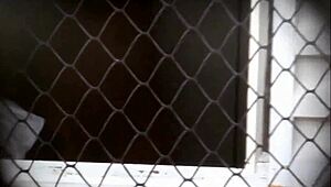 Câmera escondida pega momentos quentes no banho em segredo