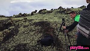 Fotógrafo tarado dobra a loirinha miúda 18+ de quatro pra foder ao ar livre