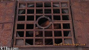 Kipeckelve és megkötözve fojtogatás büntetésért