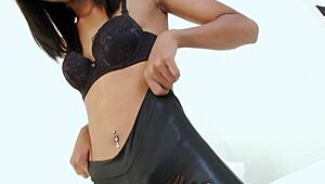 فيتش شيميل تضرب ديلدو بقوة في جلسة سولو برية، ما أصدق كم عمقها!