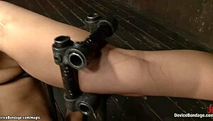 लेज़डॉम चिक्स को वाइल्ड एक्सट्रीम पोज़िशन्स में चोदा गया!