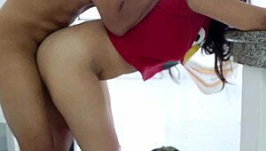 Jebem spremačicu za pare. Ona jede moju spermu u kuhinji