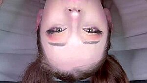 예쁜 유럽 젊은 여자, 땋은 머리로 딥스로트 사정 받아