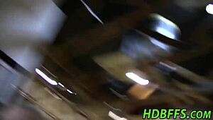 女同芭蕾舞者沉浸在湿润阴户舔舐和手指乐趣中