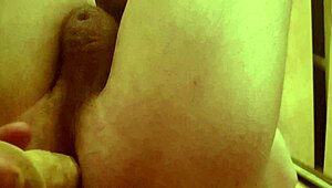 男がバスルームで一人ディルドを試す