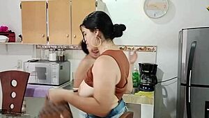 Latina milfer har intens lesbisk sex