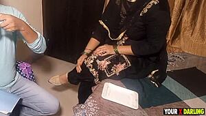 चाची कॉलेज हॉस्टल में युवा 18+ भतीजे से फंसी