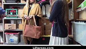 Pencuri remaja seksi tertangkap dan ditiduri keras di kantor threesome kacau