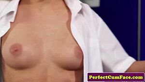 İngiliz döllü hatun vahşi üçlüde yarrakları hevesle emiyor