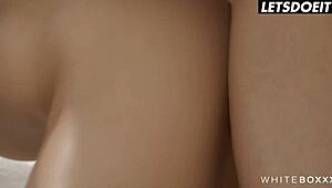 Wow, les gros seins de Jolee Love rebondissent pendant qu'elle se fait pilonner fort par son amant ! 😍