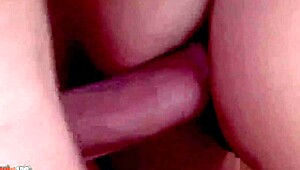 Hej, poglej to suho rjavolasko, kako jo najebejo v rit na kmetiji!