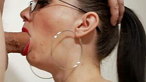 الفتاة ذات النظارات تعطي أفضل وأقذر مص على سيدها القذر