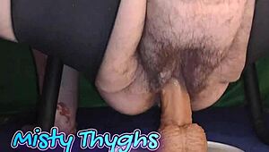 Pozri si túto tučnú šlupku jazdiť na obrovskom dildovi s tou krémovou pičkou!