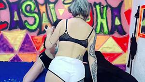 A feleségem felbérelt egy masszázsnőt otthon. Nem bírtuk ki és keményen megdugtuk azt a ribancot.