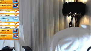 被隐藏摄像头抓到露阴，好狡猾！😜