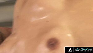 עיסוי נורו הופך לרכיבה של מעסה אסייתית סקסית על זין שמן