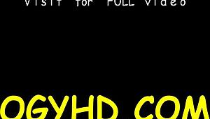 Cewek Muda Seksi Tersedak Kontol Tua Keras