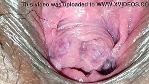 मेरी मोटी और हेयरी चूत को खोल रही हूँ, पास से देखोगे?