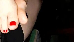 레나의 멋진 오일 바른 발로 성숙한 아마추어 발잡이 하우스메이드 씬 😍