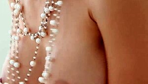 看看这个有大假奶的熟女炸弹脱内衣