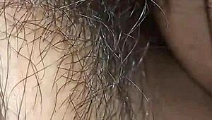 숨겨진 카메라로 집에서 가족과 일상적인 순간에 바비 촬영