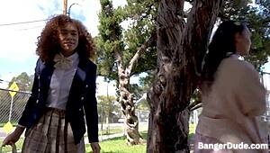 אוי, שרה לייס ווילו ריידר נזיינו על ידי שוטר דוני רוק במטבח! 😍