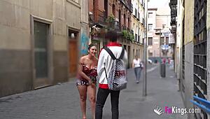 Wow! Gigi Lust pirrer gutter på gata, blir klådd hardt