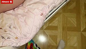 Sexe de Noël avec beau-papa qui défonce le gros cul de sa belle-fille discrète