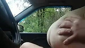 Ruska devojka jebe jako u javnom autu.