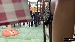 Katty West ukazuje mokrou kundičku v asijské kavárně na veřejnosti.