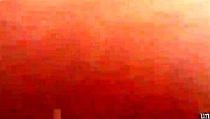 Nina imut memek berbulu bermain di kolam renang