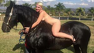 Blondínka tvrdo jazdi v mexickom ranči foto shoot, WOW!