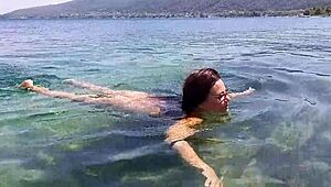 Dva amaterja raziskujeta divjo vaginalno avanturo na sončni plaži