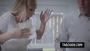 Damn, Brett Rossi, die hete blonde secretaresse, berijdt haar baas z’n lul als een pro!