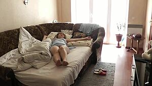 헤이, 남편이 없을 때 와이프가 뭐 해? 섹시 MILF 프리나가 바람 피워