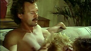 Nina Hartley Spacca in un Classico Threeway Porno con Alicia Monet, Così Caldo!