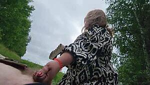 BBW गॉडेस गंदे जूतों के साथ आउटडोर फुट फेटिश शॉप में टीज करती है