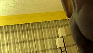 Deze blonde met grote sappige kont neukt grote zwarte pik!