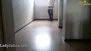 Chantal娘娘腔穿着过膝靴鸡笼和渔网袜大摇大摆