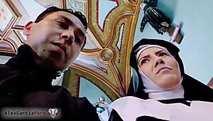 סור ריימונדה מתוודה על חטאים ונופלת עם הכומר!