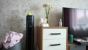 De ce se vede crăpătura fundului surorii vitrege când curăță?