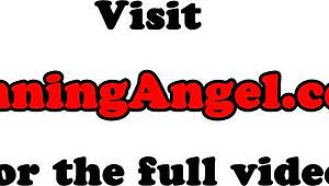 Я смотрю, как эта гламурная порнозвезда с большими сиськами делает слюнявый минет и титти-фак в POV